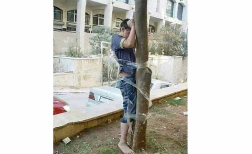 صورة الإبن المربوط بشجرة منشورة منذ ٢٠٠٩ والسبب 
